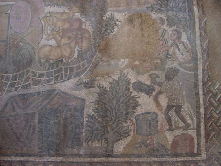 Mosaico della caccia (particolare): mosaico policromo e di una rara efficacia visiva, non c'è spazio che non illustri scene d'azione dove la caccia si completa con i pasti che prepara il cuoco.