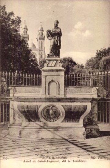 Statua di sant'Agostino a Ippona sul piazzale della Chiesa