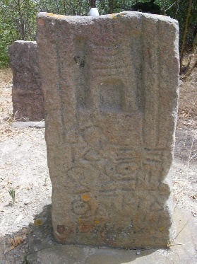 Stele numidica con iscrizioni libiche: nella nicchia rappresentata una fortificazione a torre