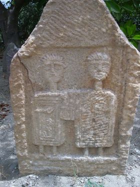 Stele di et punica con due personaggi (marito e moglie)