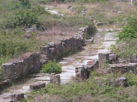 Via romana cittadina che porta al Foro e alla Basilica di S. Agostino