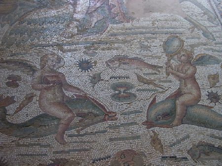 Due angioletti: particolare del mosaico di Venere nella Casa di Amphitrite