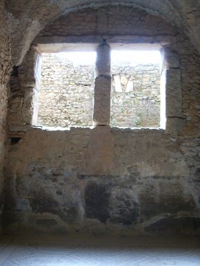 Il locale ipogeo con il mosaico di Venere nella Casa di Amphitrite