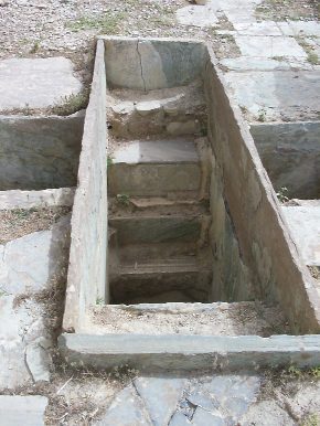 Il fonte battesimale della Basilica cristiana con gli scalini per l'immersione