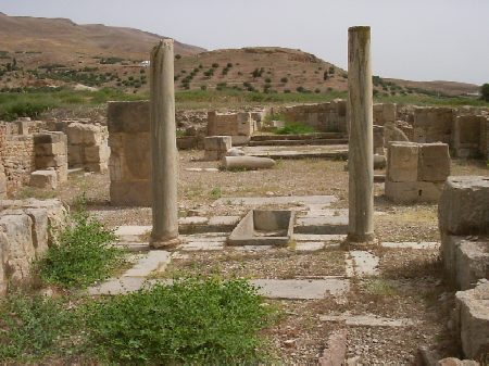 La basilica cristiana con il fonte battesimale rettangolare