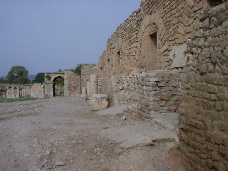 grandiosi resti delle botteghe e delle cisterne con l'arco d'entrata sullo sfondo