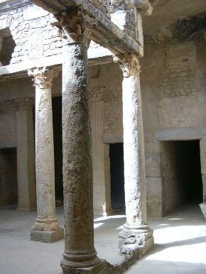 Lo straordinario colonnato ipogeo della Casa della Caccia