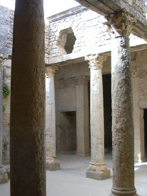 Le meravigliose architetture ipogee della Casa della Caccia