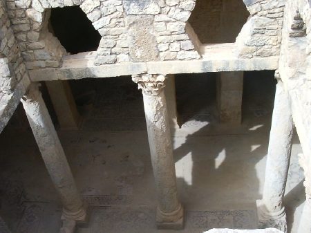 La bella struttura ipogea della Casa della Caccia nel chiarore mattutino