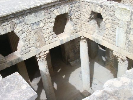 La armoniosa struttura ipogea della Casa della Caccia