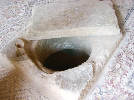 Pozzo in una camera ipogea della Casa della Caccia