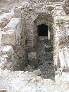 Locali ipogei di una casa lungo il decumano