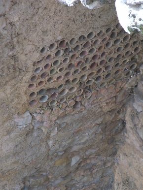 Muri a vespaio in un ambiente ipogeo della Casa del Tesoro