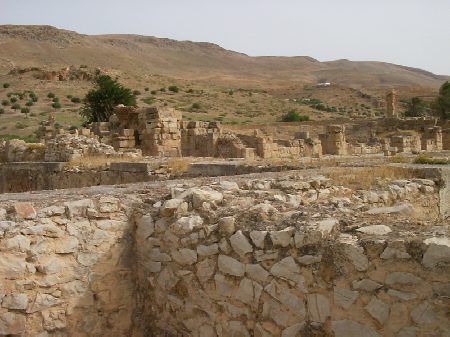 Mura di case popolari lungo la strada principale