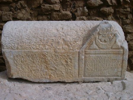 Tomba lungo il perimetro murario delle cisterne che ricorda una certa CORNELIA
