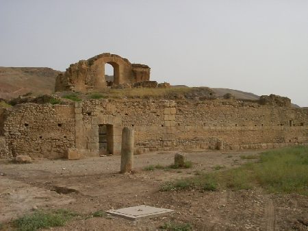 Le cisterne della città: sullo sfondo i resti delle Terme
