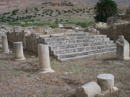Resti del Foro: scalinata di accesso