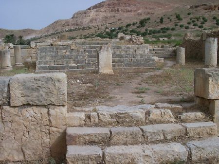 Resti del Foro: scalinata di accesso