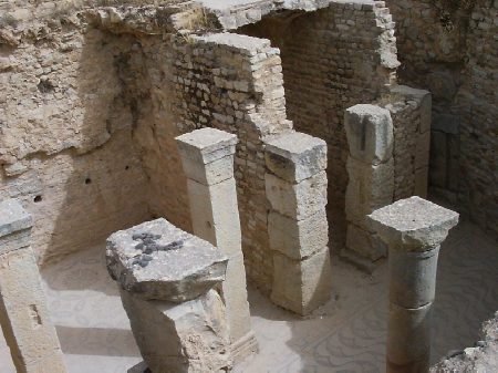Un ambiente ipogeo con colonne e mosaici della Casa della Nuova Caccia