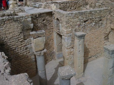 Un ambiente ipogeo con colonne e mosaici della Casa della Nuova Caccia