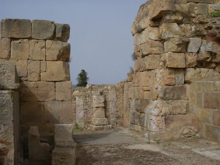 Un particolare dei grandiosi spazi interni del Teatro di Bulla Regia