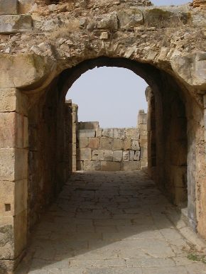 Gli eleganti corridoi coperti del Teatro di Bulla Regia