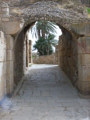 Una delle uscite principali del Teatro di Bulla Regia