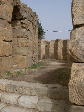 Deambulatorio esterno del Teatro di Bulla Regia