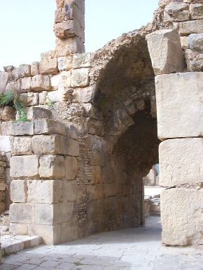 Grande porta di accesso del Teatro di Bulla Regia