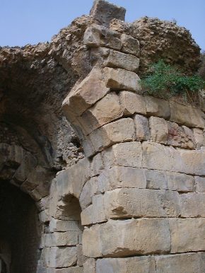 Poderoso resto di un muro ad arco del Teatro di Bulla Regia