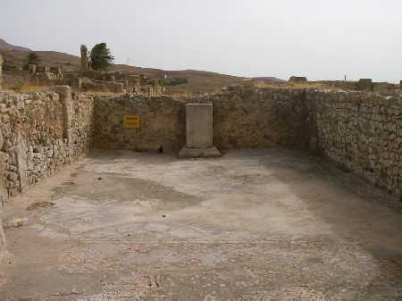 Tempio pagano: ambienti interno con lapide