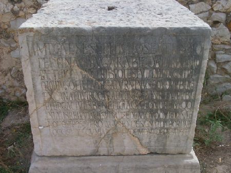 Tempio pagano: ambiente interno con lapide dedicata a Severo