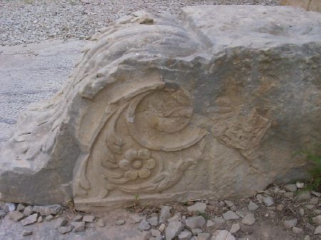 Resti di decorazione di un fregio delle Terme di Julia Memmia