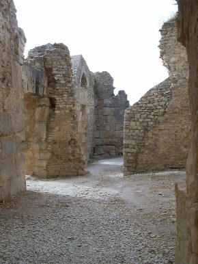 Passaggio fra diversi ambienti delle Terme di Julia Memmia