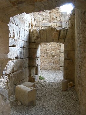 Passaggio in ambienti interni delle Terme di Julia Memmia