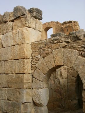 Arco di una porta fra ambienti delle Terme di Julia Memmia