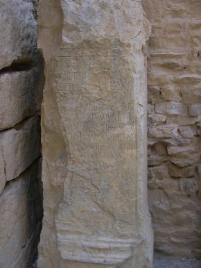 Resti di una iscrizione nelle Terme di Julia Memmia