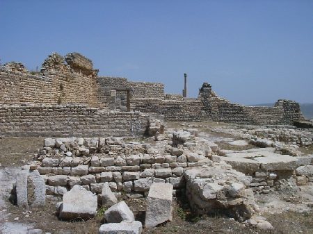 Resti delle Terme dei Ciclopi, con sullo sfondo le colonne del Teatro