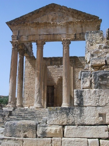 L'entrata del Capitolium di Douggha