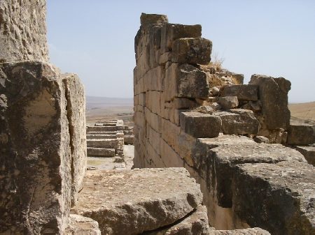 La straordinaria vista della vallata e della città dai muri dell'atrio del Capitolium