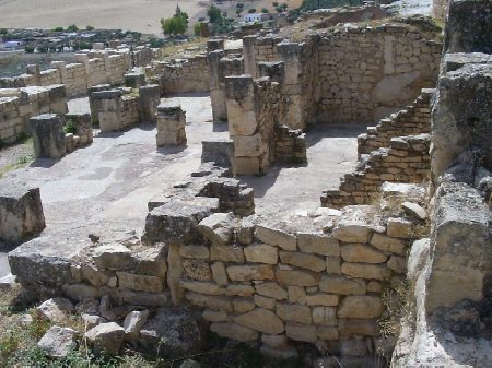 Resti delle Terme dei Ciclopi, un vasto complesso di edifici