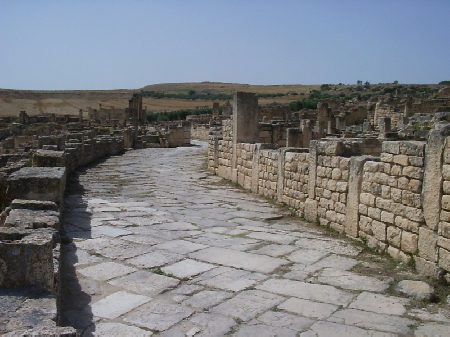 Strada nei pressi delle Terme dei Ciclopi che porta al Capitolio