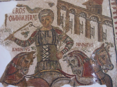 Pavimento in mosaico che raffigura una scena di corsa di carri nel circo