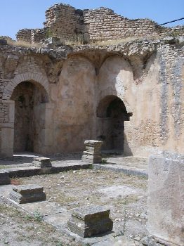 Cortile che introduce alla Biblioteca nel complesso delle Terme Liciniane