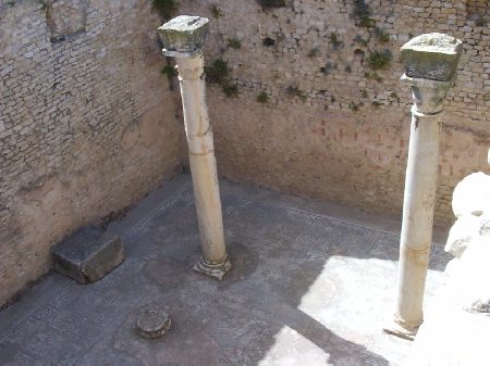 Una camera colonnata con splendidi mosaici nel complesso delle Terme Liciniane