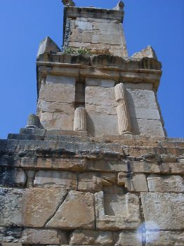 Il basamento del Mausoleo è sormontato da uno zoccolo ornato di pilastri ionici