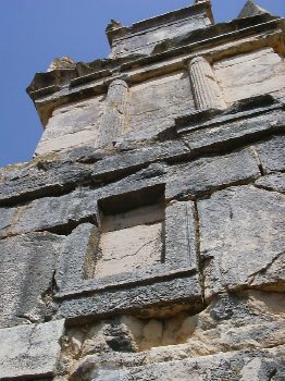 Questo monumento - dove manca l'epigrafe bilingue, quella che avrebbe permesso di decifrare la scrittura libica - è un vero capolavoro dell'architettura dell'epoca