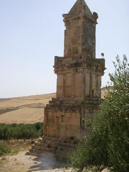 Il Mausoleo Libico-punico è un monumento alto 21 m. composto da più piani disposti a gradino e coperti da una grande piramide. Fu costruito verso il 200 a. C. per accogliere le spoglie di un certo Ataban, principe del suo stato