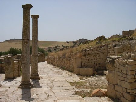 La strada che sale verso la piazza della Rosa dei Venti e il Capitolio