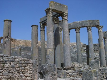 La spaziosa scena a colonne del teatro con sullo sfondo la cavea
